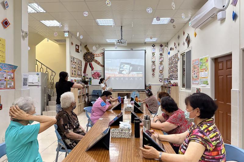 講師與豐原文化健康站高齡長輩分享如何使用平板並講解此次要教長輩們使用的APP功能
