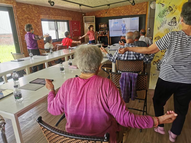 久坐久看平板之後~老師帶大家跟著app影片一起做運動暖暖身