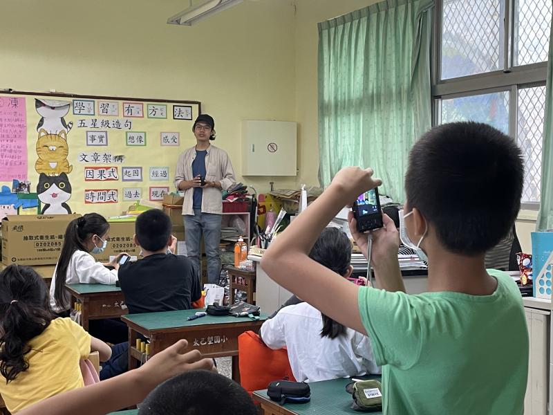 學生嘗試拿相機進行拍攝