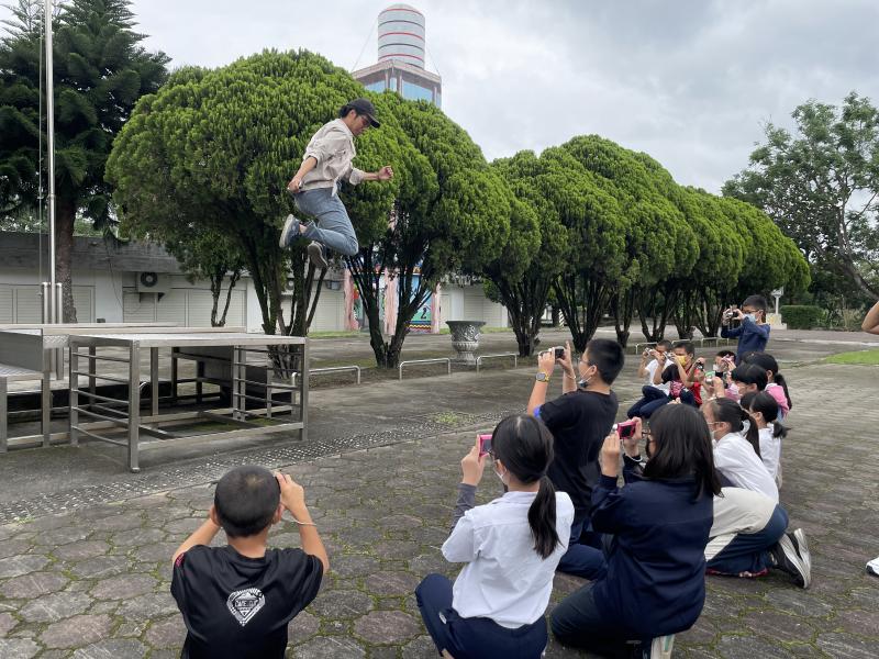 有沒有拍到老師帥氣跳起的英姿呢?