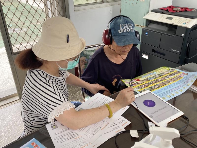 學員使用平板進行聽力檢測