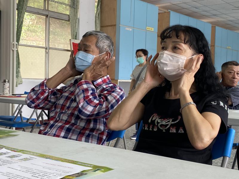 兩位學員在練習健耳操