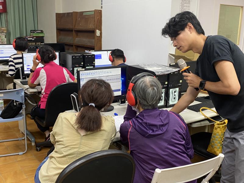 學員們在電腦前練習聲音的剪輯