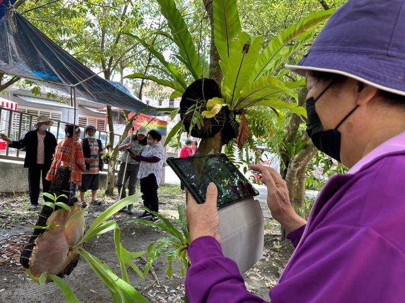 學員們開始探險找尋植物囉