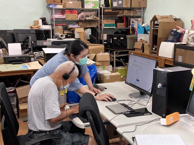 講師耐心的教導長者