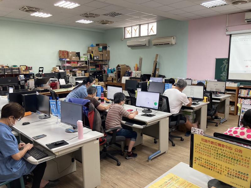 老師帶領同學們操作