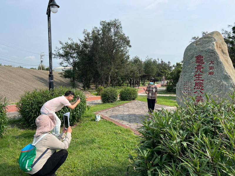 講師示範手機拍攝技巧,學員也在旁練習拍攝人物技巧