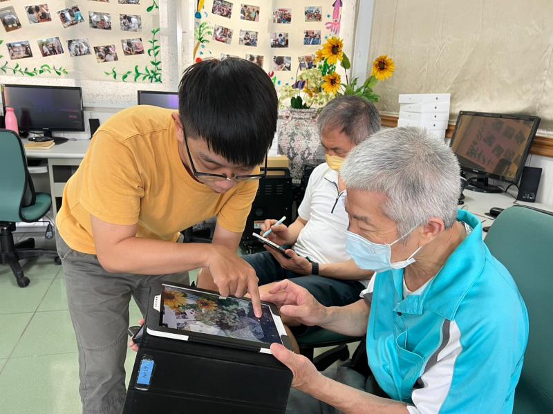 講師為銀髮族學員示範照片編修技巧操作方式