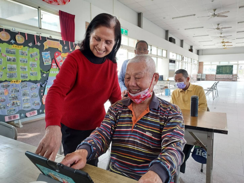 中平社區理事長特地來擔任志工幫忙老學員如何操作平板