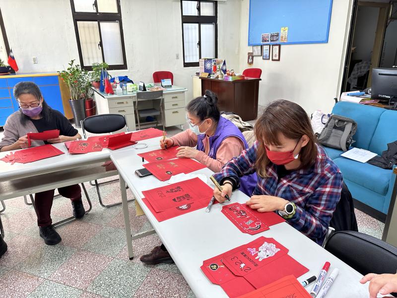 同學認真完成有年味凡紅包袋