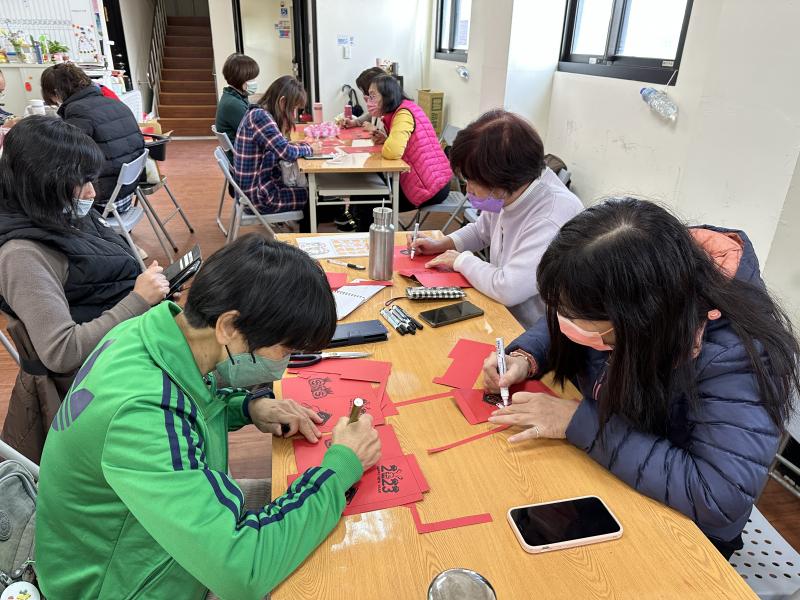 同學認真完成有年味的紅包袋