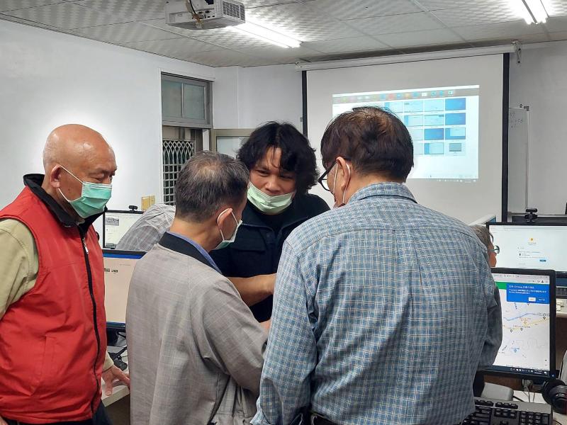 講師與學員討論google地圖小技巧