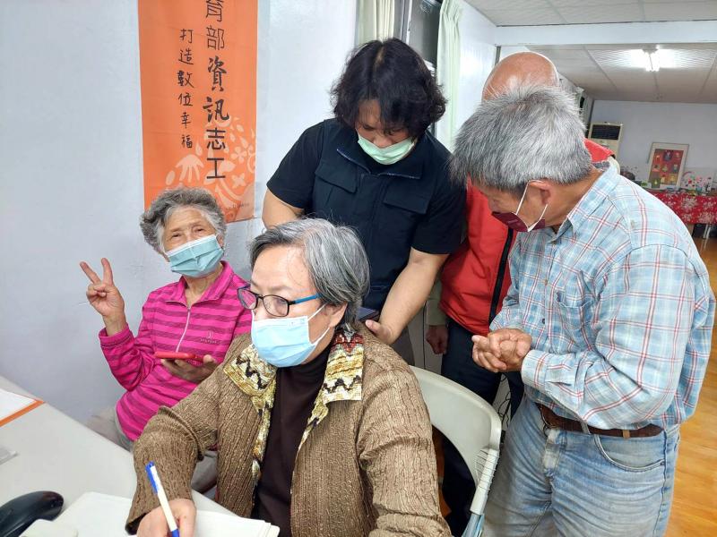 學員向講師請教操作方式