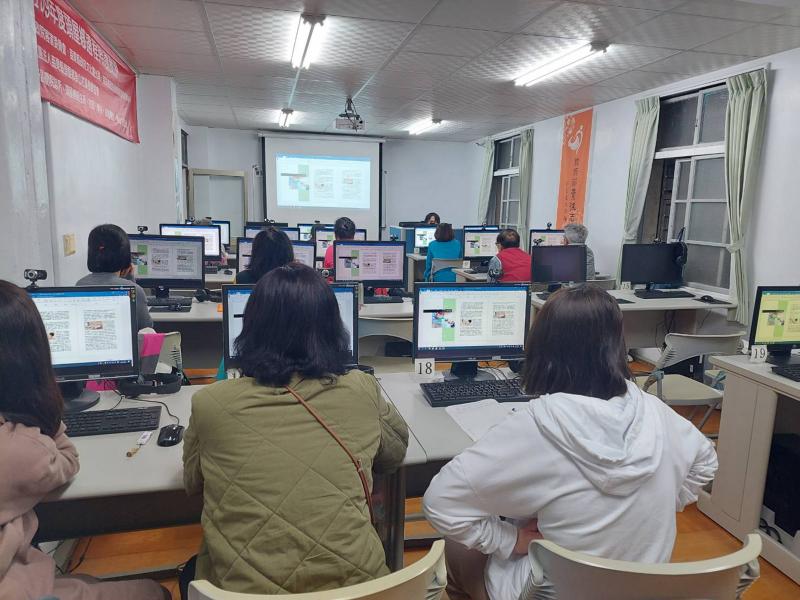 學員們認真學習