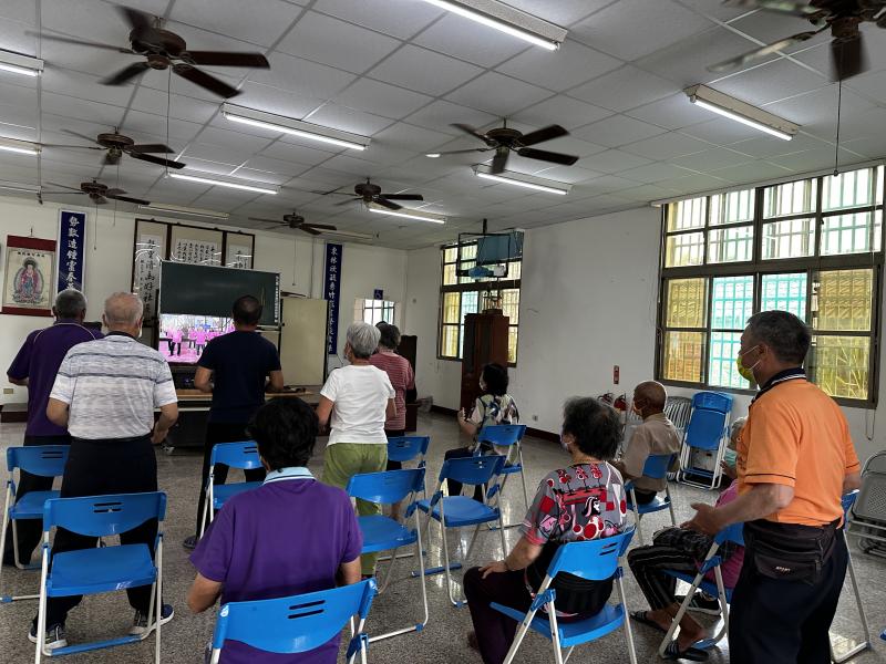 行動DOC來到二林鎮東勢社區活動中心,為符合長輩需求量身訂做課程,提供健康操影片讓長者動動身體