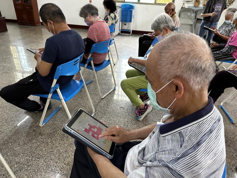 講師教長輩們使用平板電腦,準備了幾樣益智遊戲給長輩們體驗,長輩們都玩到不想下課了~