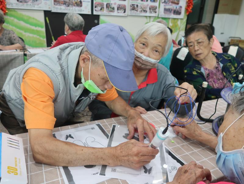 王戊林同學鼓勵高齡學員,勇於創作,大膽的畫畫出美又美的蝴蝶,讓生命更精采。
