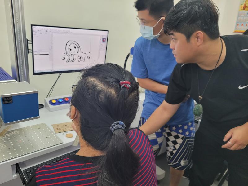 老師教導學員修圖技巧