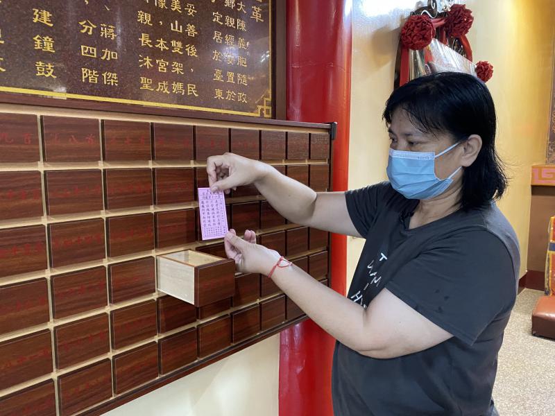 用照片讓學員知道，主要角色導覽人員應放在九宮格的線上，這樣照片才有延伸感。