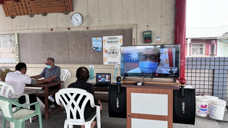 特地與崙背DOC接洽視訊問診的石醫師,撥空為長輩們問診,大部分的長輩們身體狀況略同,經過醫師提供建議後也多了一份安心