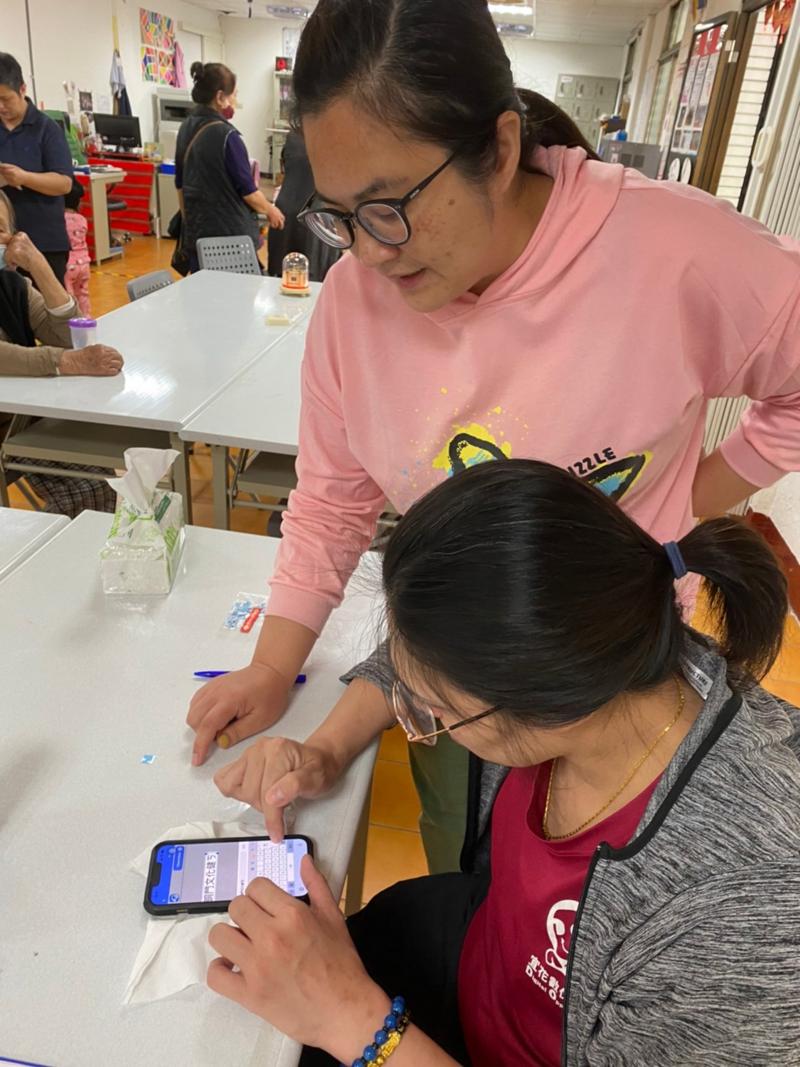 學員互相學習使用手機APP完成數位標籤。