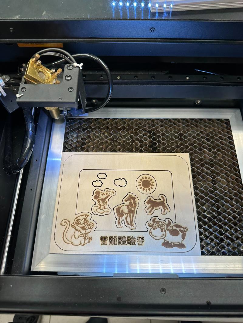 最後一步驟，雷雕機終於完成相框的正面!可以進行組裝了