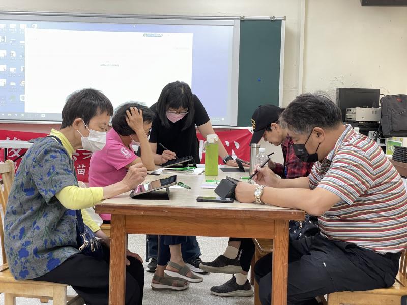 學員認真繪製插畫。