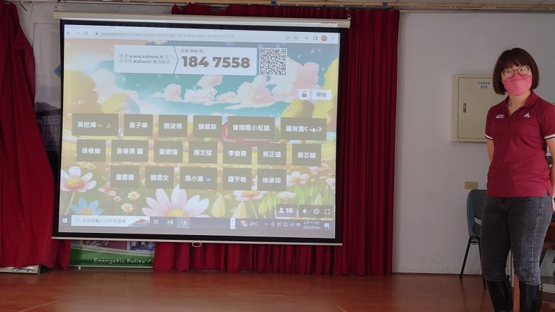 老師為了驗收學生的學習成果,設計搶答遊戲