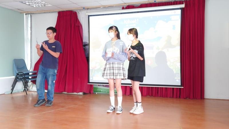 成果遊戲，前3名得奬者上台,老師發送禮物