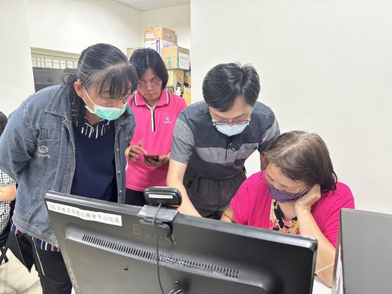 學員跟老師一起搜尋