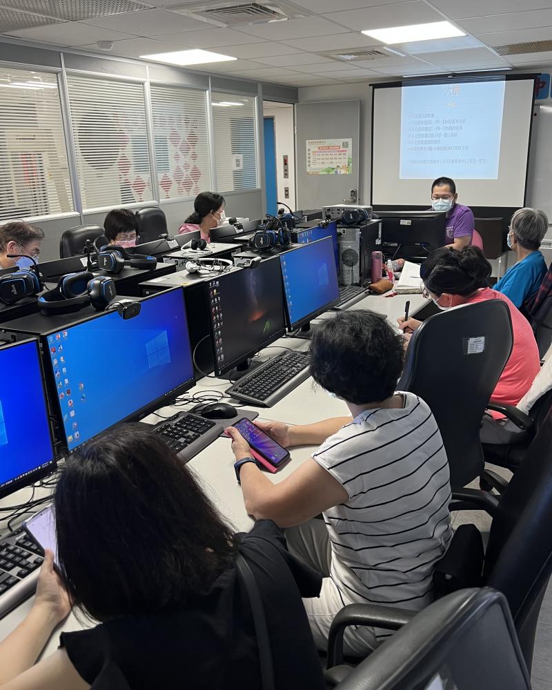 老師介紹今日課程大綱時下社群軟體FACEBOOK、LINE及INSTAGRAM功能。