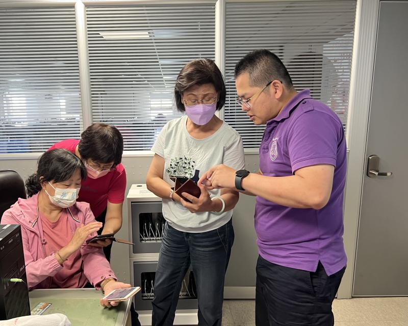 老師指導學員們實際操作。