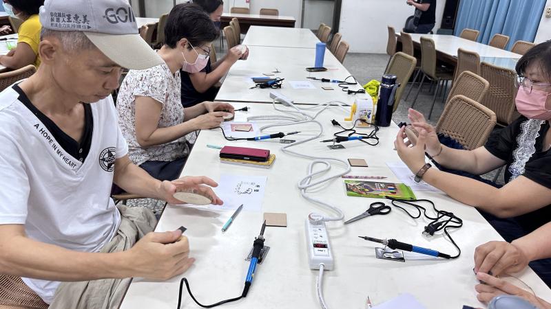 很多學員不知道烙畫是什麼也擔心會不會太困難,但是聽到是手作課程都很熱忠參與,第一節課講師教大家如何從電腦繪圖製作自己的圖案