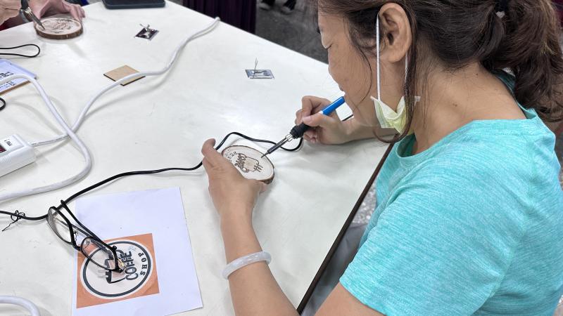 第二節課講師講解利用複寫紙把圖案畫在木片上,以及如何操作烙畫筆,還有準備了廣告顏料和色鉛筆讓學員們上色,學員們都很開心的把作品帶回家!!