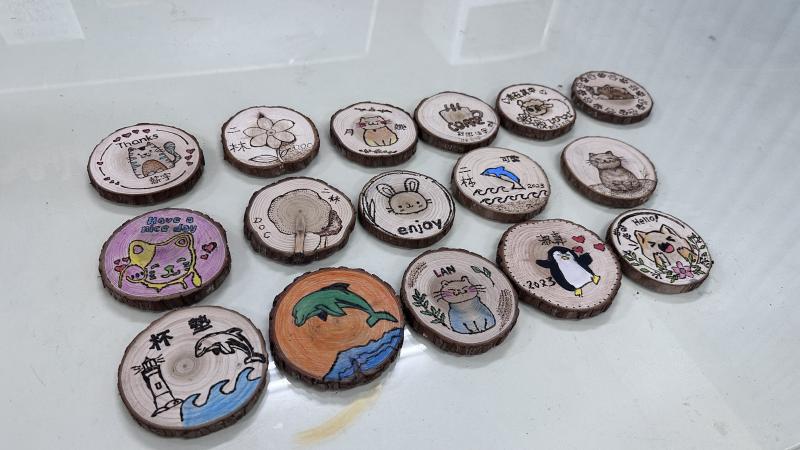 每一片作品都是學員們認真投入課程的成果,體驗了利用平板製作圖片以及烙畫筆,烙畫出屬於自己的紀念品
