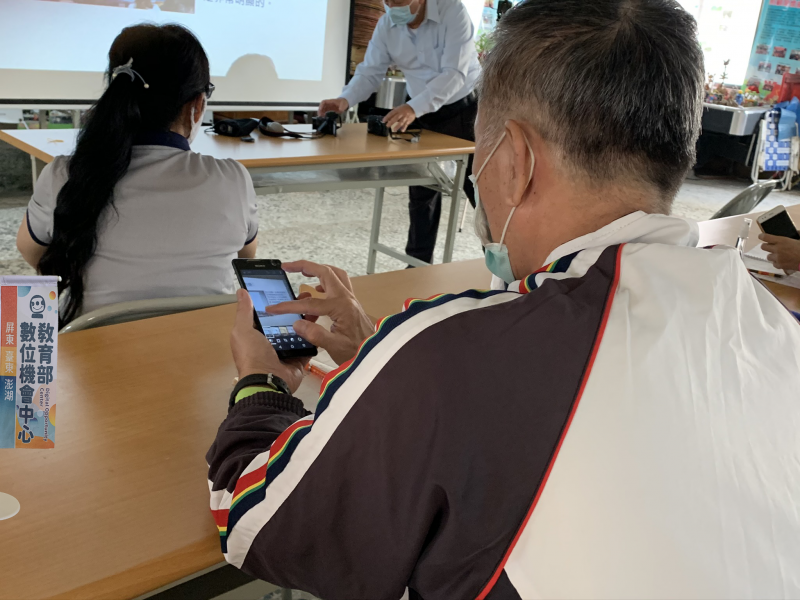 學員們學習操作手機設定拍攝數據。