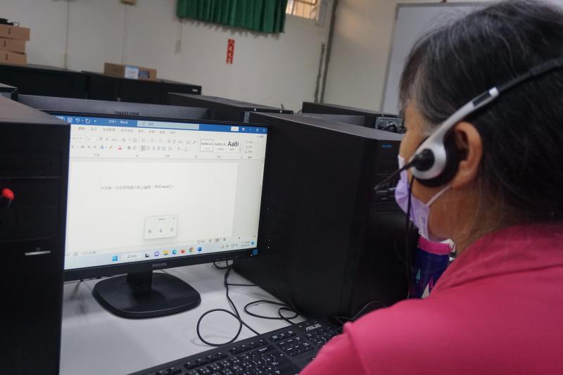 學員親自練習語音輸入法，提升文書能力。