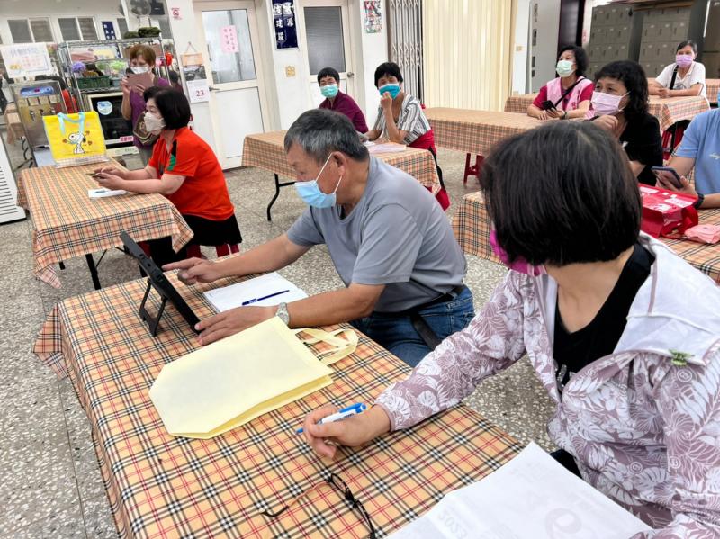 學員認真做課程筆記