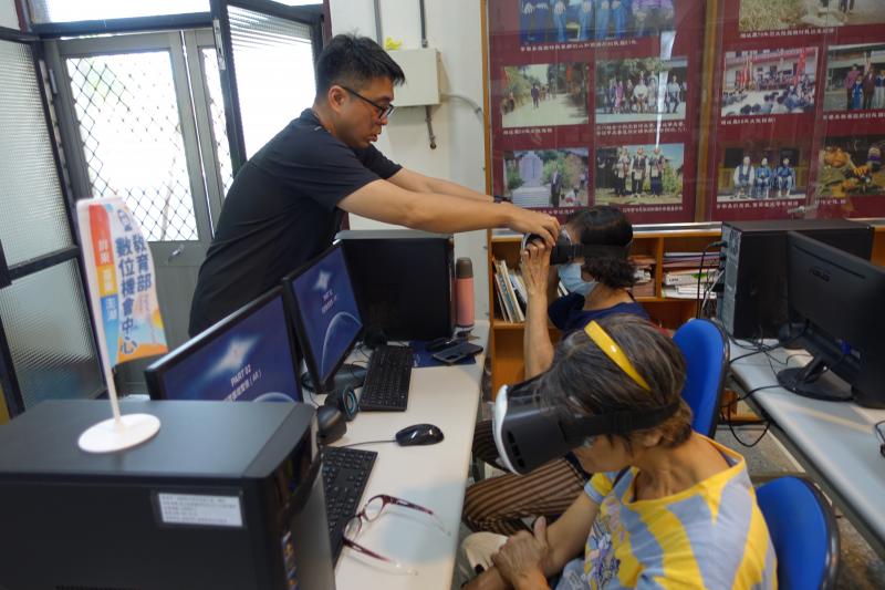 講師使用體驗式教學，第一堂課讓學員體驗兩款不同的VR眼鏡，教他們認識AR、VR實際應用的範圍，講師教學員用手機在網路上搜尋自己喜歡的動物，例:企鵝、臘腸狗、貓熊…等，會搜尋到