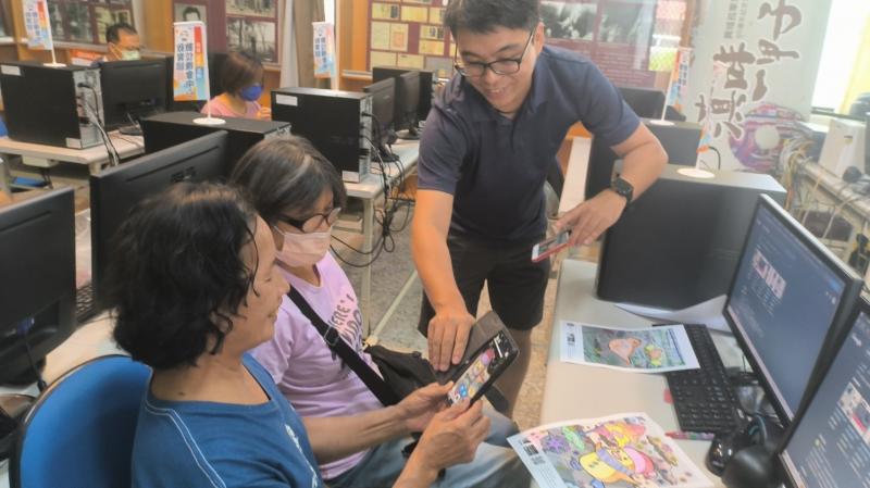 第二堂課，講師帶來圖畫著色紙，開始上課時就請學員在圖畫紙上著色，學員著色完後，講師請學員用手機掃描圖畫紙上的QRcrod，手機畫面就會呈現出著色完成的立體圖案，非常有趣，還可以跟圖案一起互動，也有有關圖案的小遊戲可以玩喔~