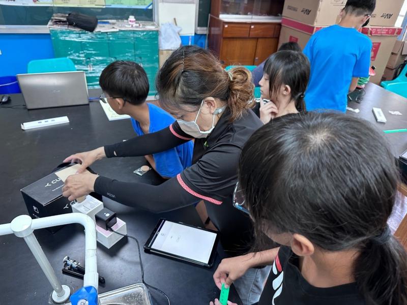 學員認真學習的模樣