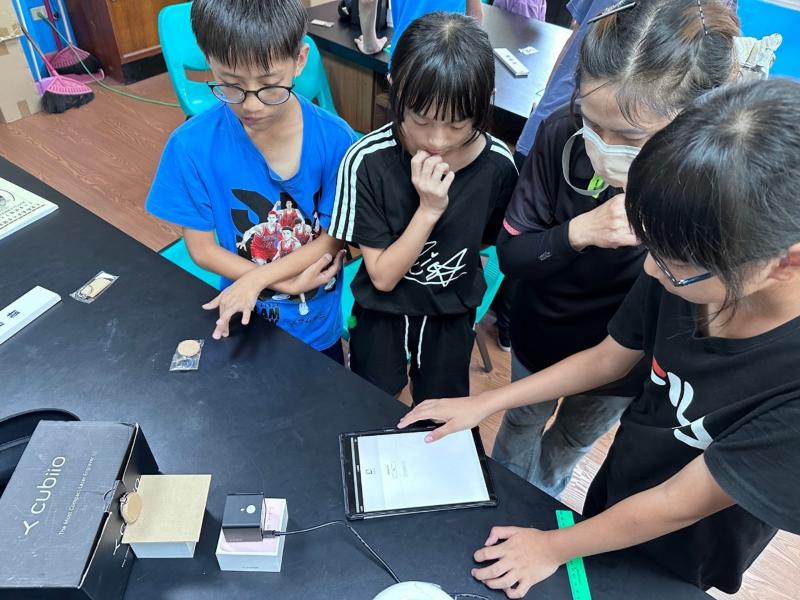 講師協助學員體驗