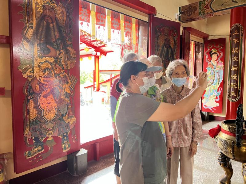 DOC執行秘書協助指導樂齡長輩，拍攝廟宇裡偏暗場域，該注意的事情。