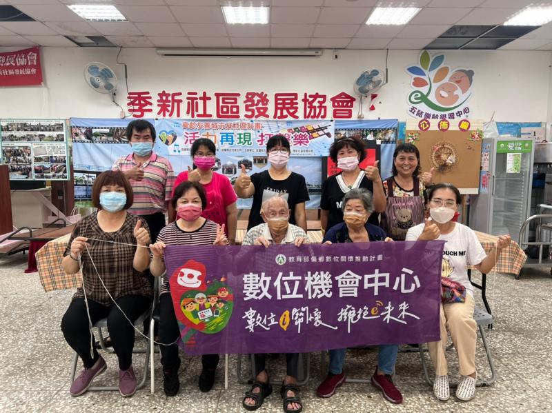 數位機會中心讚~課後學員特地留下來拍團體照