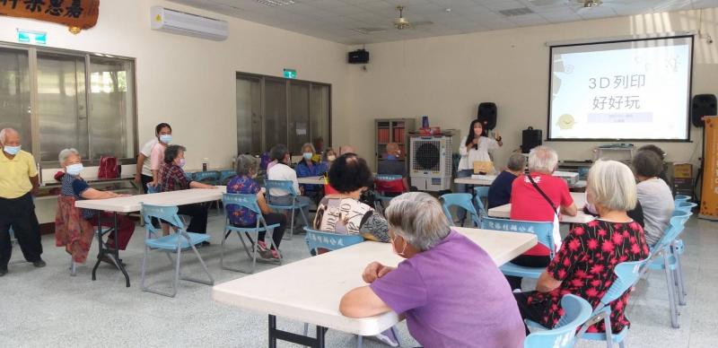 3D列印筆是一種可手持操作的設備，類似於一支筆，可以直接在空中或平面上繪製物體。這種筆通常使用可熔解的塑料線或類似材料，並透過加熱後塗抹或堆疊形成物體的方式進行3D繪製。