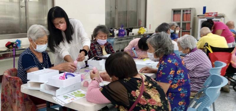 上課學員在使用3D列印筆的過程中逐漸熟悉並開始感到有趣和樂在其中。初次接觸3D列印技術可能會感到陌生和挑戰，但透過老師的解說和實際操作，學員能夠逐步掌握技巧和理解工作原理。