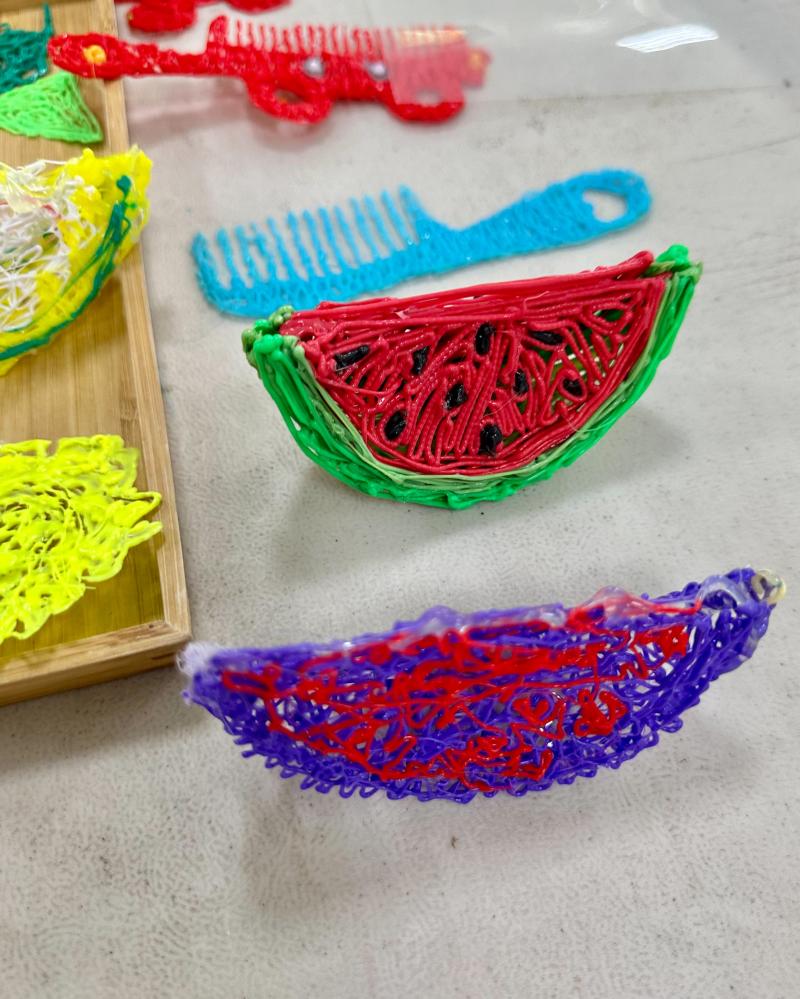 學員利用3D列印筆將自己的創意想法轉化為實體物體，並在日常生活中使用它們。這種創作過程也鼓勵婦女參與科技和創意領域，展現自己的才華和創造力。