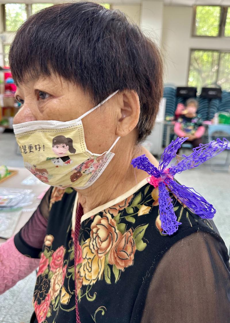 將蜻蜓翅膀設計成實用的髮夾或冰箱貼，更加突顯了3D列印的應用價值。這種個人化和定製的物品可以成為獨特的配飾或家居裝飾，彰顯個人風格和創意。