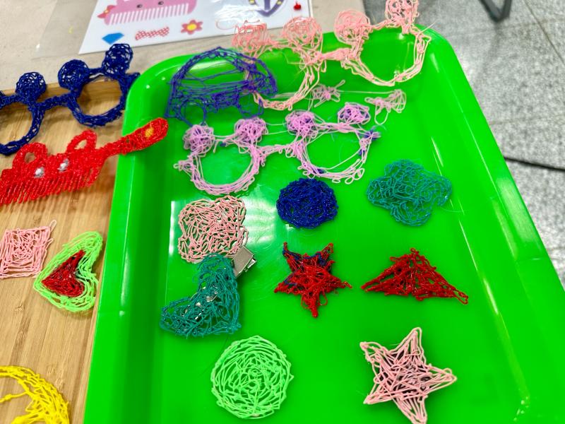 學員運用3D列印技術進行創作和設計，並將其應用到日常生活中，不僅展現了她們的創造力和技能，也促進了科技和創意的結合。這樣的應用不僅豐富了個人生活，同時也為3D列印技術開拓了更廣闊的應用領域。