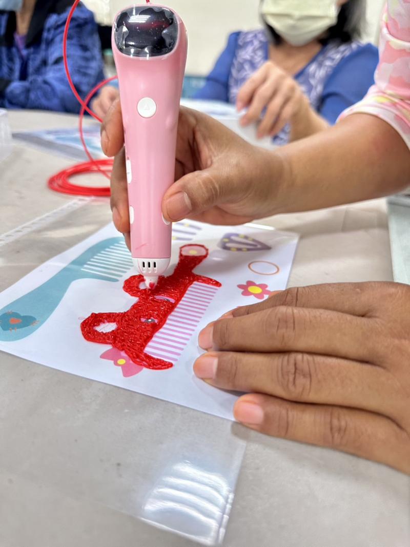 學員的初次使用3D列印筆的陌生感逐漸轉變為興趣和樂趣。這種學習過程不僅培養了學員的技術能力，還激發了他們的創造力和問題解決能力。這樣的體驗有助於促進學員對科技創新和數位製造的理解和參與。